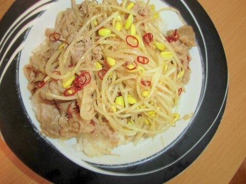 豆もやしと牛肉のマヨごまポン酢丼